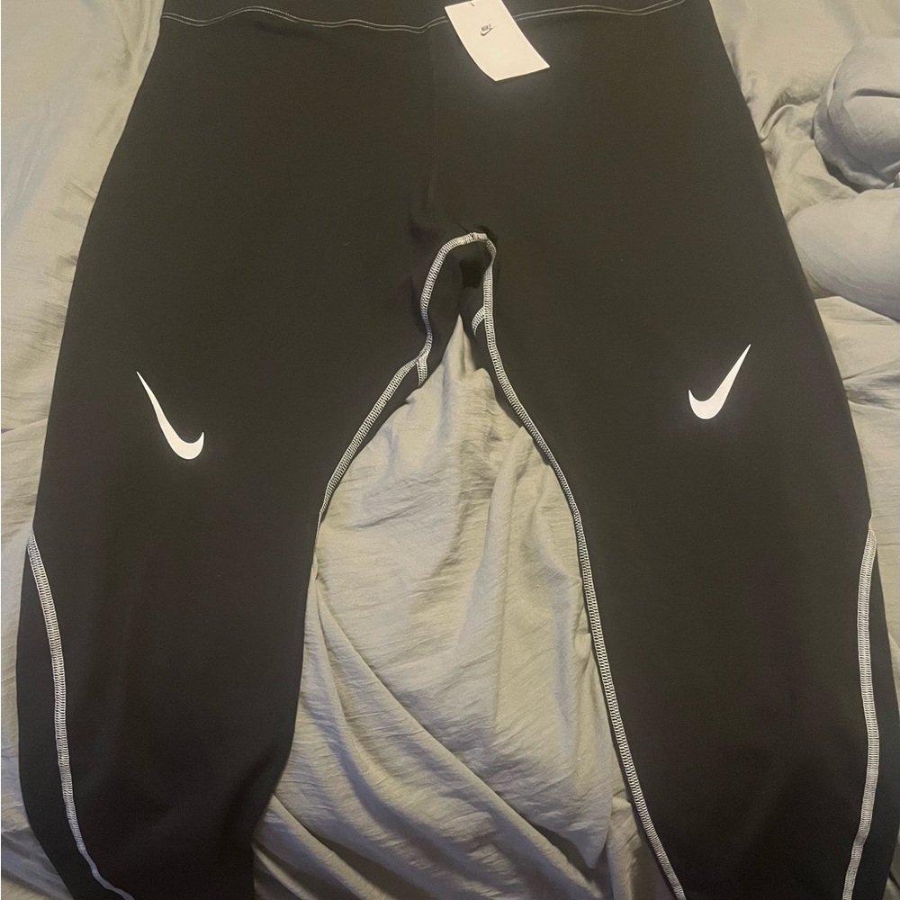 BRAND NEW!! Nike Women’s Tight Fit High Rise Full Length Leggings. DR6246-010